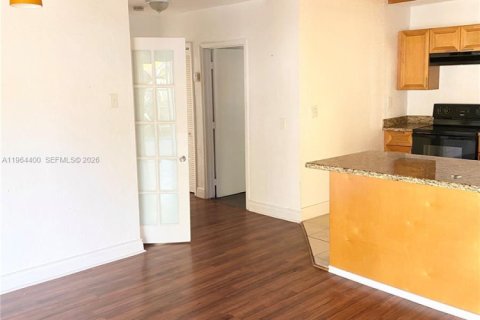 Casa en alquiler en Miami, Florida, 3 dormitorios, 119.84 m2 № 2027382 - foto 5
