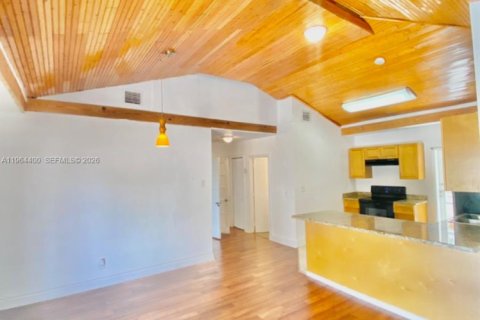 Casa en alquiler en Miami, Florida, 3 dormitorios, 119.84 m2 № 2027382 - foto 10