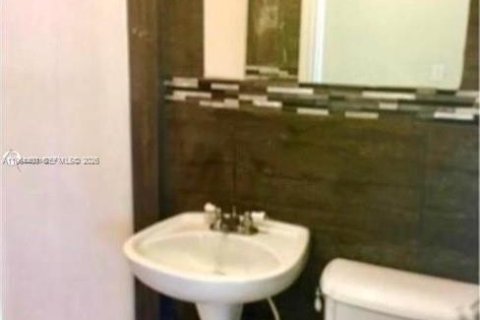 Casa en alquiler en Miami, Florida, 3 dormitorios, 119.84 m2 № 2027382 - foto 30