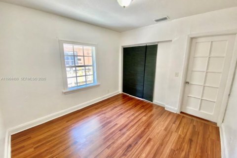 Casa en alquiler en Miami, Florida, 3 dormitorios, 119.84 m2 № 2027382 - foto 17