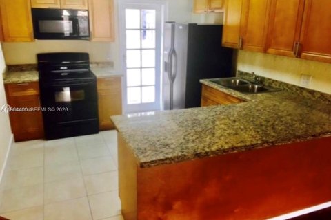 Casa en alquiler en Miami, Florida, 3 dormitorios, 119.84 m2 № 2027382 - foto 8
