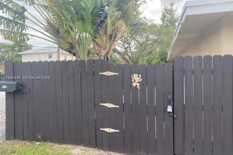 Casa en alquiler en Miami, Florida, 3 dormitorios, 119.84 m2 № 2027382 - foto 11