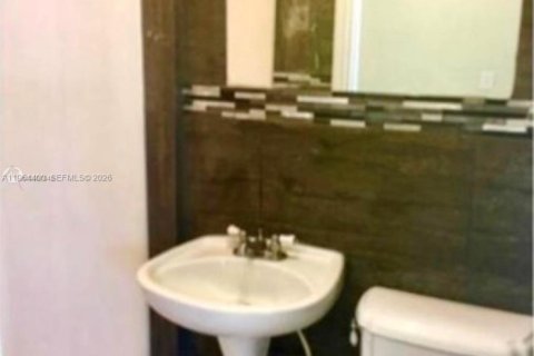 Casa en alquiler en Miami, Florida, 3 dormitorios, 119.84 m2 № 2027382 - foto 14