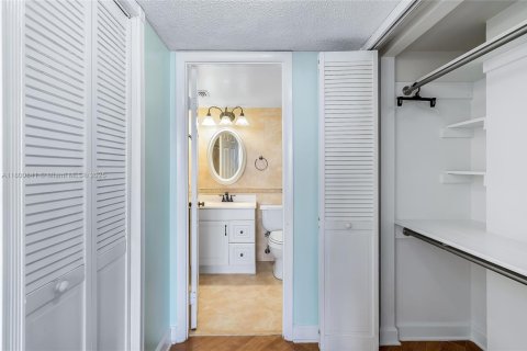 Condo in North Miami Beach, Florida, 1 bedroom  № 1682730 - photo 20