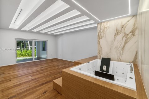 House in Coral Gables, Florida 5 bedrooms, 294.22 sq.m. № 2320052 - photo 19