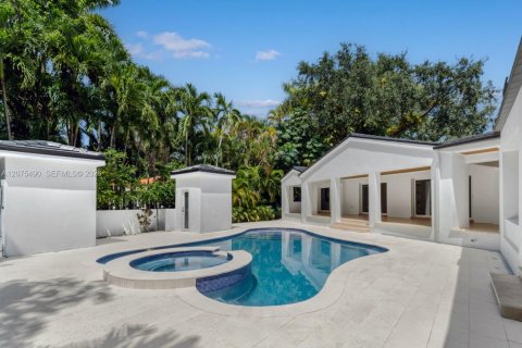 House in Coral Gables, Florida 5 bedrooms, 294.22 sq.m. № 2320052 - photo 4