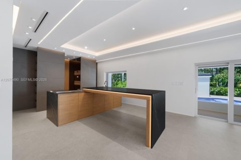 House in Coral Gables, Florida 5 bedrooms, 294.22 sq.m. № 2320052 - photo 9