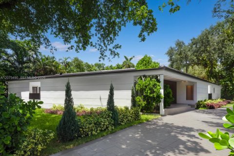 House in Coral Gables, Florida 5 bedrooms, 294.22 sq.m. № 2320052