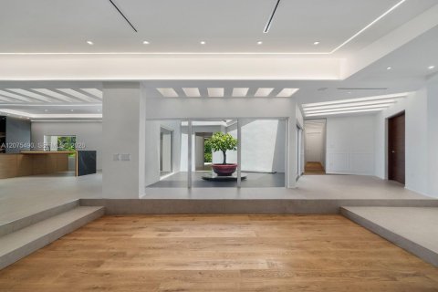 House in Coral Gables, Florida 5 bedrooms, 294.22 sq.m. № 2320052 - photo 6
