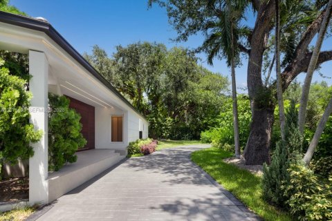 House in Coral Gables, Florida 5 bedrooms, 294.22 sq.m. № 2320052 - photo 2