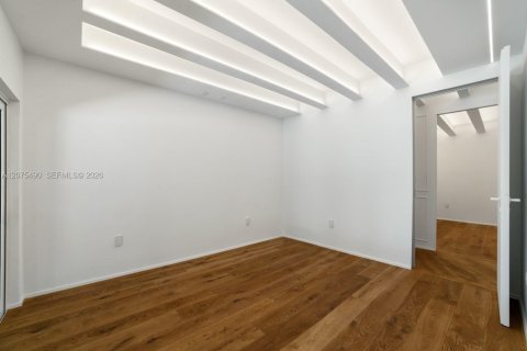 House in Coral Gables, Florida 5 bedrooms, 294.22 sq.m. № 2320052 - photo 27