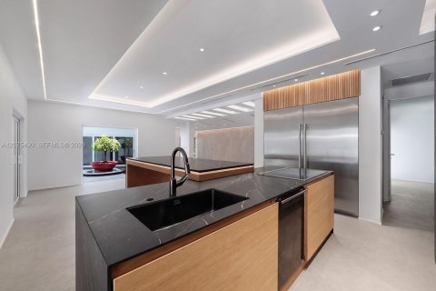 House in Coral Gables, Florida 5 bedrooms, 294.22 sq.m. № 2320052 - photo 10