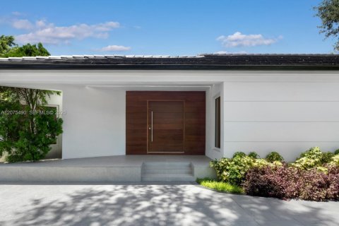 House in Coral Gables, Florida 5 bedrooms, 294.22 sq.m. № 2320052 - photo 3