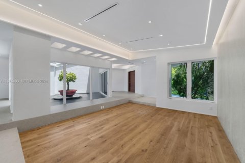 House in Coral Gables, Florida 5 bedrooms, 294.22 sq.m. № 2320052 - photo 16