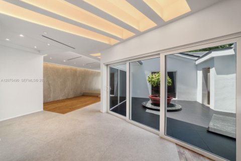 House in Coral Gables, Florida 5 bedrooms, 294.22 sq.m. № 2320052 - photo 13