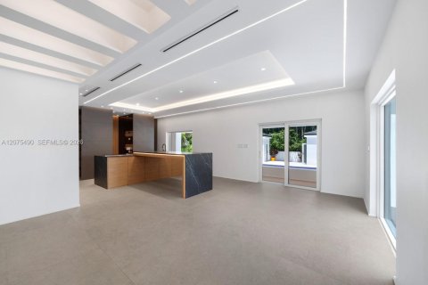 House in Coral Gables, Florida 5 bedrooms, 294.22 sq.m. № 2320052 - photo 12