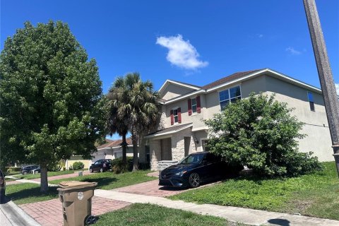 Casa en alquiler en Kissimmee, Florida, 5 dormitorios, 266.44 m2 № 1902363 - foto 1
