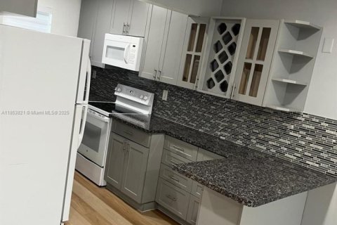 Copropriété à vendre à Opa-locka, Floride: 2 chambres, 74.32 m2 № 2021530 - photo 2