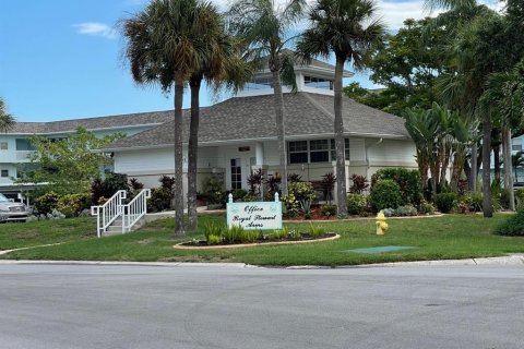 Condo à Dunedin, Floride, 2 chambres  № 2098212