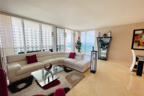 Condominio en alquiler en Hallandale Beach, Florida, 2 dormitorios, 165.55 m2 № 1892058 - foto 2