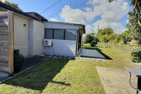 House in Miami, Florida 3 bedrooms № 1967145 - photo 20