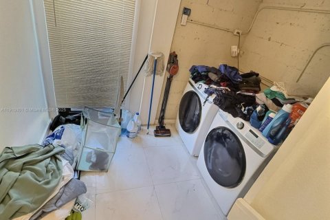 House in Miami, Florida 3 bedrooms № 1967145 - photo 9