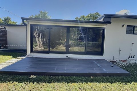 House in Miami, Florida 3 bedrooms № 1967145 - photo 19