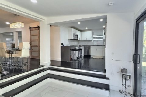 House in Miami, Florida 3 bedrooms № 1967145 - photo 8