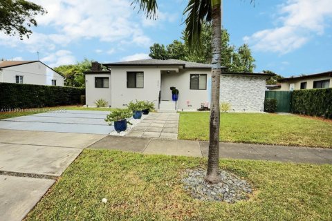 House in Miami, Florida 3 bedrooms № 1967145 - photo 1