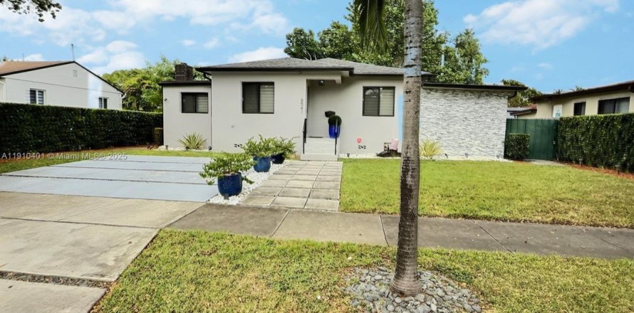 House in Miami, Florida 3 bedrooms № 1967145