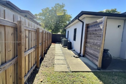 House in Miami, Florida 3 bedrooms № 1967145 - photo 21