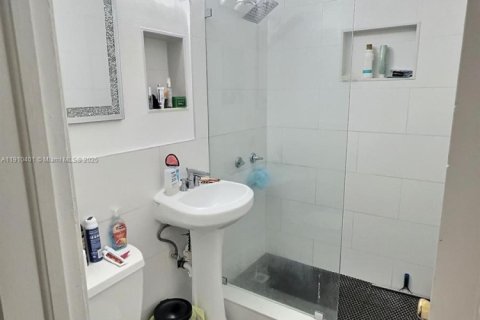 House in Miami, Florida 3 bedrooms № 1967145 - photo 11