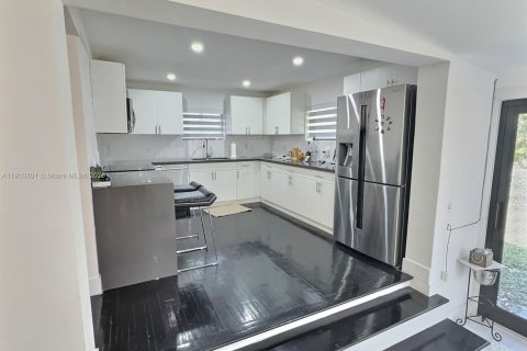 House in Miami, Florida 3 bedrooms № 1967145 - photo 7