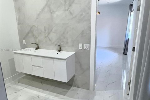 House in Miami, Florida 3 bedrooms № 1967145 - photo 15