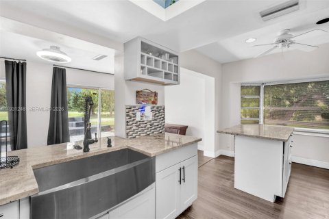 Villa ou maison à vendre à Tamarac, Floride: 3 chambres, 219.81 m2 № 2172644 - photo 16
