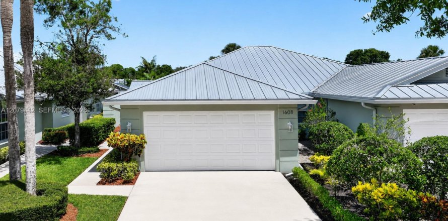 House in Palm City, Florida 2 bedrooms, 141.68 sq.m. № 2332492