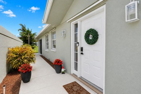 House in Palm City, Florida 2 bedrooms, 141.68 sq.m. № 2332492 - photo 3