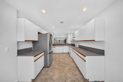 Touwnhouse à vendre à Deerfield Beach, Floride: 3 chambres, 200.11 m2 № 2246626 - photo 16