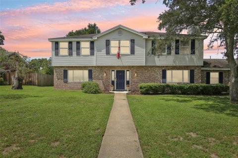 Casa en venta en Brandon, Florida, 5 dormitorios, 264.49 m2 № 1898491 - foto 1