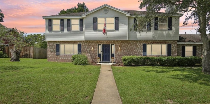 Casa en Brandon, Florida 5 dormitorios, 264.49 m2 № 1898491