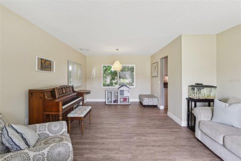 Casa en venta en Brandon, Florida, 5 dormitorios, 264.49 m2 № 1898491 - foto 28