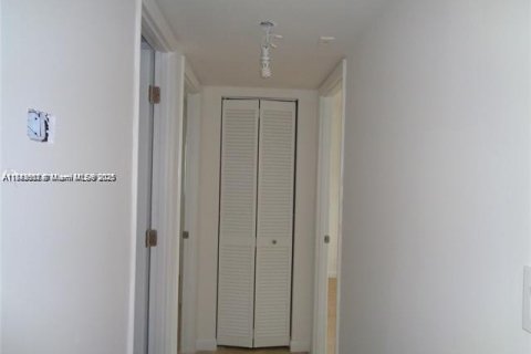 Купить кондоминиум в Майами, Флорида 2 спальни, 85.47м2, № 2035233 - фото 13