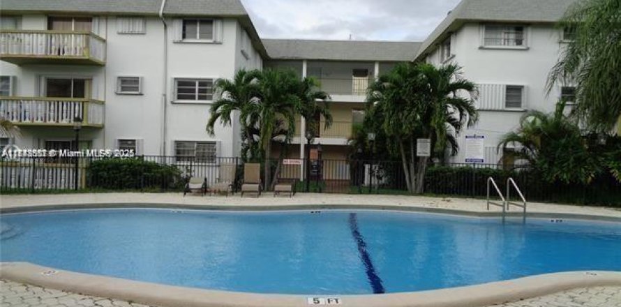 Кондоминиум с 2 спальнями в Майами, Флорида № 2035233