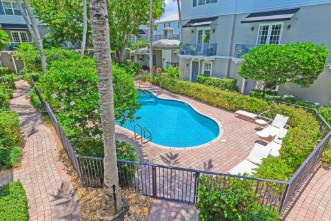 Adosado en venta en Wilton Manors, Florida, 3 dormitorios, 174.66 m2 № 1998545 - foto 17