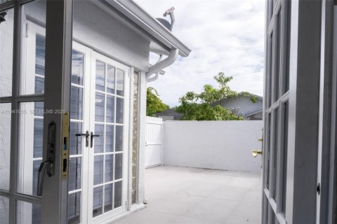 Condo in Miami, Florida, 2 bedrooms  № 1998103 - photo 7