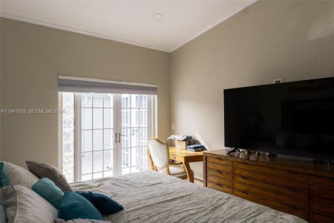 Condo in Miami, Florida, 2 bedrooms  № 1998103 - photo 11