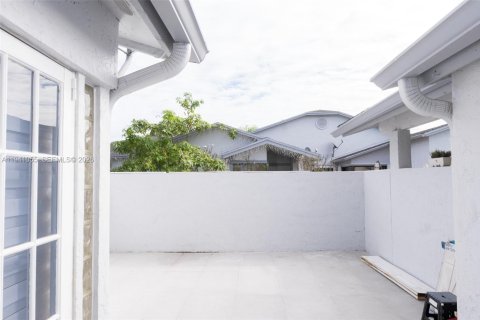 Condo in Miami, Florida, 2 bedrooms  № 1998103 - photo 3