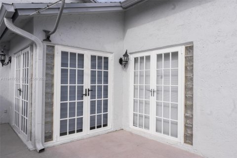 Condo in Miami, Florida, 2 bedrooms  № 1998103 - photo 4