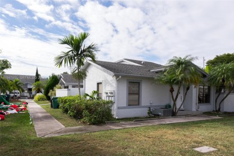 Condo in Miami, Florida, 2 bedrooms  № 1998103 - photo 2