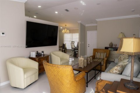 Condo in Miami, Florida, 2 bedrooms  № 1998103 - photo 10